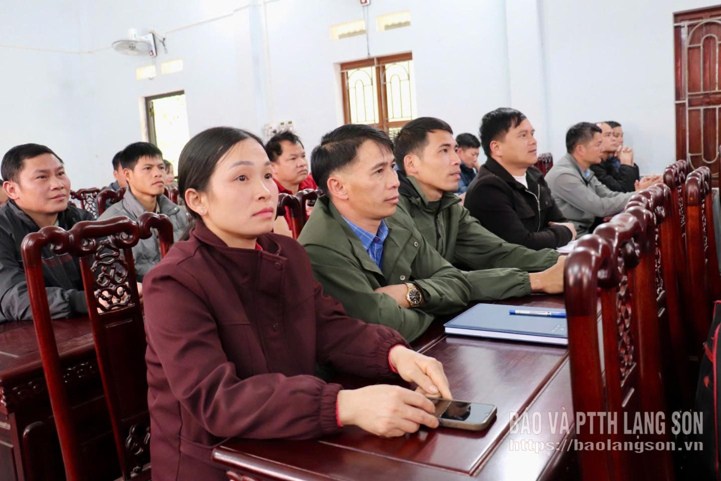 Cử tri xã Tân Tiến dự hội nghị