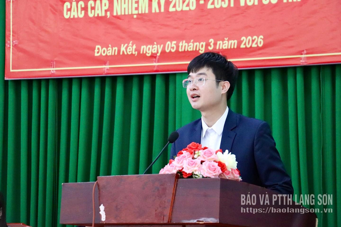 Ông Hoàng Đình Tùng, viên chức Trạm Quản lý vận tải cửa khẩu, Sở Xây dựng trình bày chương trình hành động