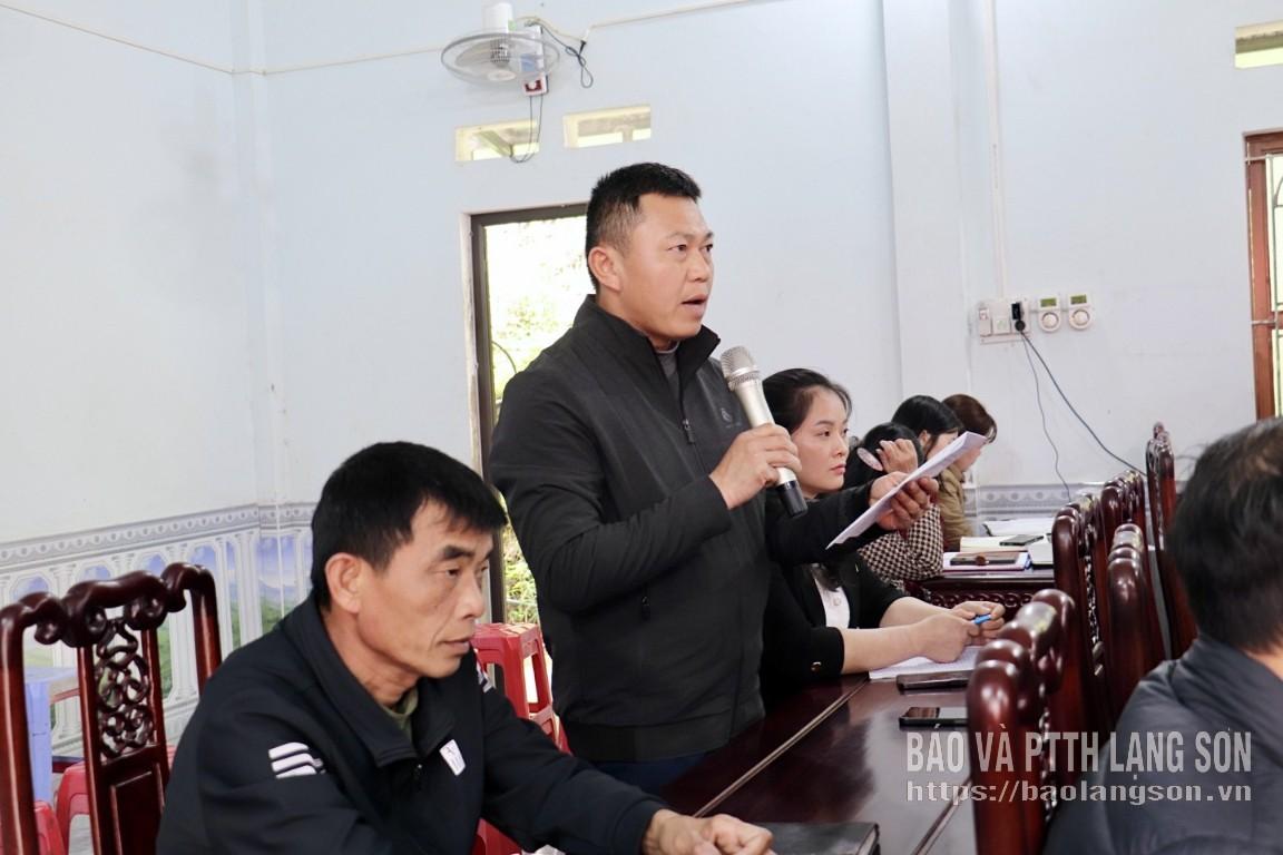 Cử tri xã Tân Tiến phát biểu ý kiến tại hội nghị