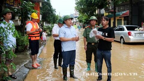 Đồng chí Lương Trọng Quỳnh, Phó Chủ tịch UBND tỉnh kiểm tra công tác ứng phó mưa lũ tại xã Hữu Lũng và một số xã lân cận