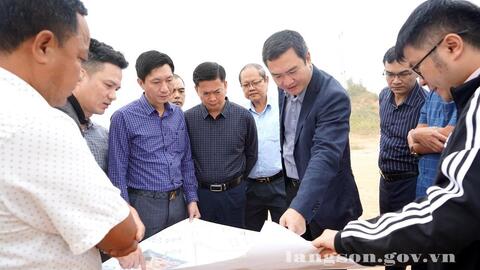 Đồng chí Nguyễn Cảnh Toàn, Phó Bí thư Tỉnh ủy, Chủ tịch UBND tỉnh kiểm tra tiến độ triển khai 4 dự án tại xã Hữu Lũng, Tuấn Sơn