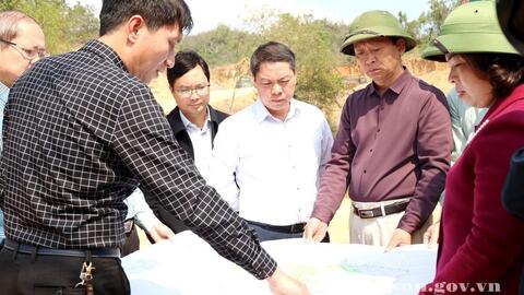 Đồng chí Đoàn Thanh Sơn, Phó Chủ tịch UBND tỉnh kiểm tra tình hình thực hiện dự án khu liên hợp thể thao tỉnh