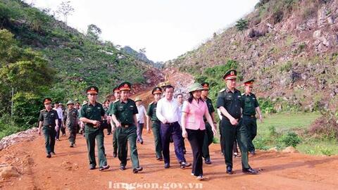 Trung tướng La Công Phương, Ủy viên Trung ương Đảng, Chính ủy Quân khu 1 thăm, động viên cán bộ, chiến sĩ và kiểm tra Dự án mở đường vào khu dân cư Lân Nóng, thôn Loi, xã Cai Kinh, tỉnh Lạng Sơn