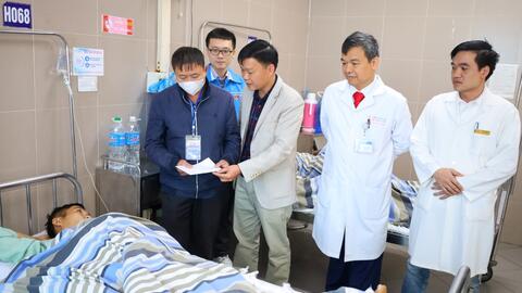 Ban an toàn giao thông tỉnh thăm hỏi, động viên nạn nhân tai nạn giao thông tại bệnh viện đa khoa tỉnh