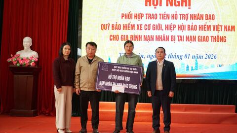 Trao hỗ trợ cho gia đình nạn nhân tử vong do tai nạn giao thông