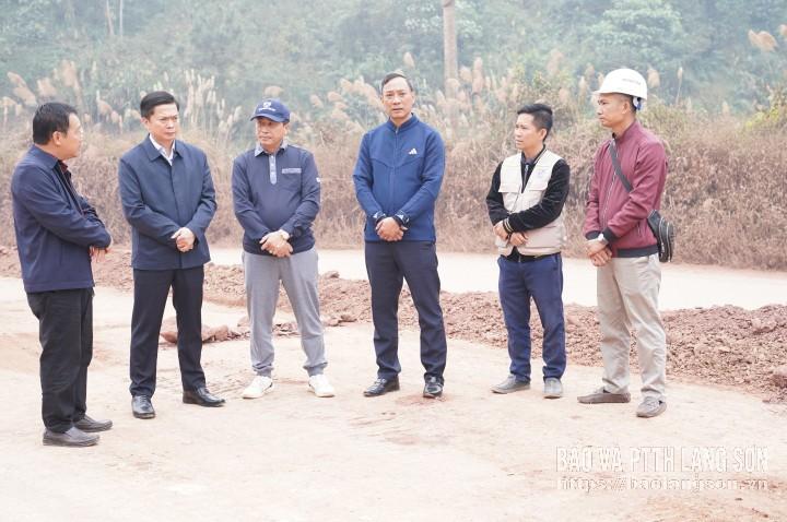 Đồng chí Phó Chủ tịch Thường trực UBND tỉnh nghe đại diện Ban Quản lý dự án và nhà thầu báo cáo về tiến độ thi công