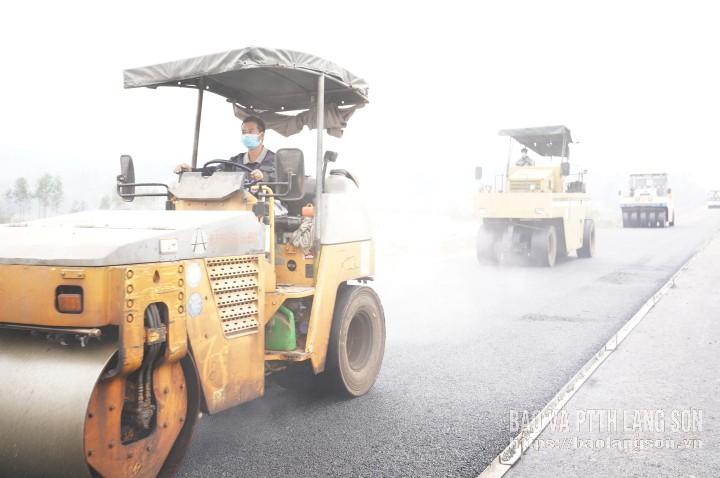 Nhà thầu huy động máy móc đẩy nhanh tiến độ thi công