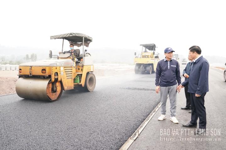 Đồng chí Phó Chủ tịch Thường trực UBND tỉnh kiểm tra thực tế công trình đang thi công