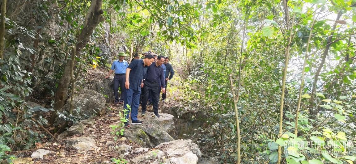 Đoàn công tác kiểm tra một điểm nguy hiểm trên tuyến đường Đông Thành - đèo Loi
