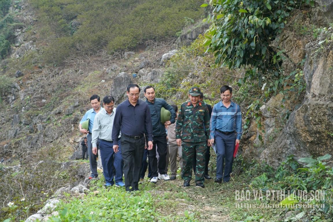 Đồng chí Dương Xuân Huyên, Ủy viên Ban Thường vụ Tỉnh ủy, Phó Chủ tịch Thường trực HĐND tỉnh cùng đoàn công tác khảo sát tuyến đường Đông Thành (Vạn Linh) - đèo Loi (Cai Kinh)
