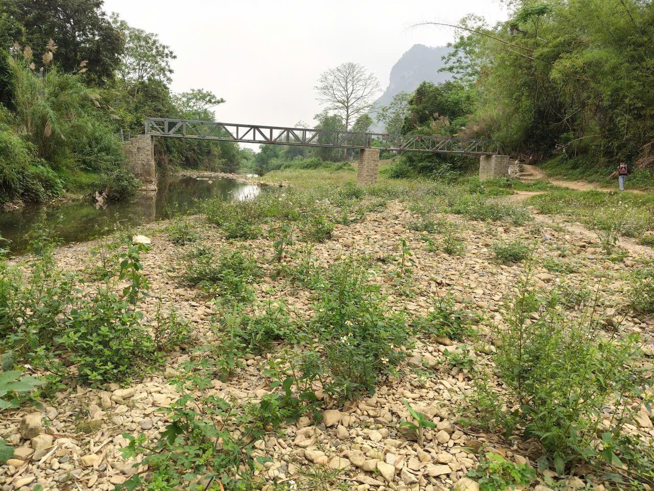 Cầu Pa Cô (xã Nhân Lý) hiện nay do người dân tự xây dựng, không đảm bảo các yêu cầu kỹ thuật, hàng ngày có nhiều học sinh đi lại.